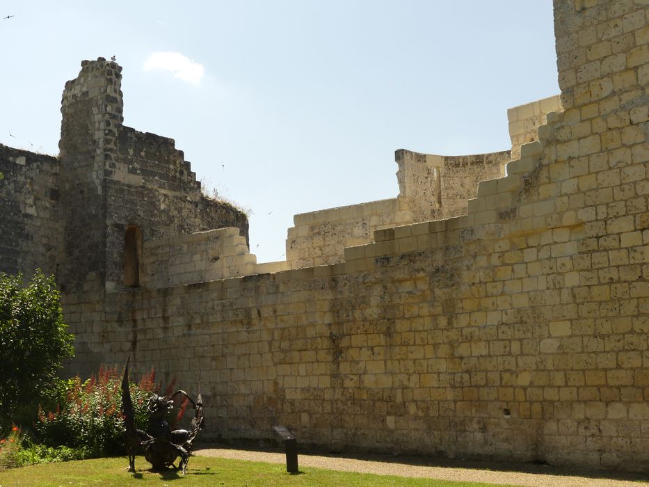 donjon, vue partielle des remparts