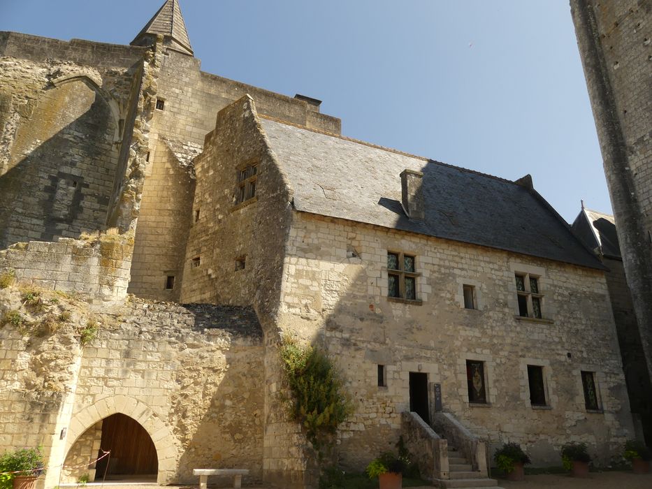 vue partielle des bâtiments situés dans l’enceinte du donjon