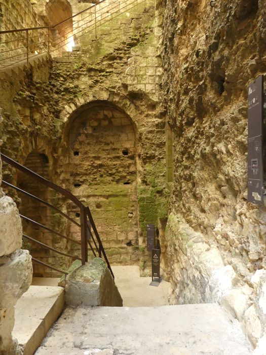 donjon, vue partielle des élévations intérieures