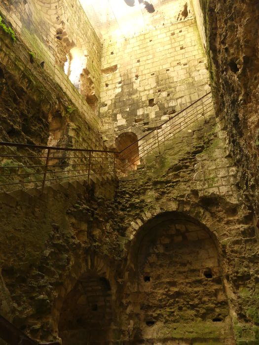 donjon, vue partielle des élévations intérieures