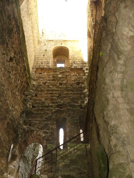 donjon, vue partielle des élévations intérieures