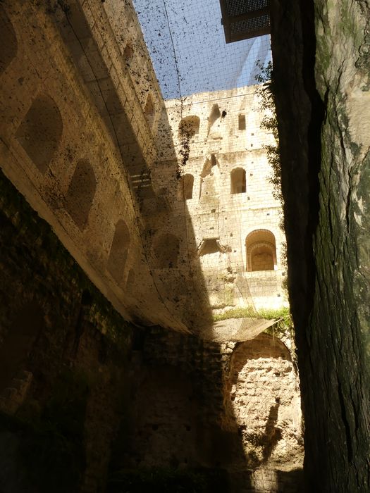 donjon, vue partielle des élévations intérieures