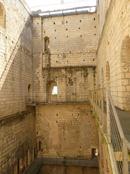 donjon, vue partielle des élévations intérieures