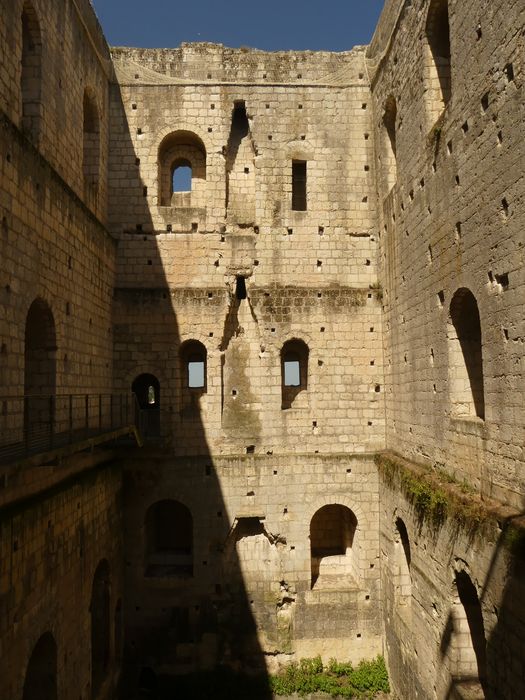 donjon, vue partielle des élévations intérieures