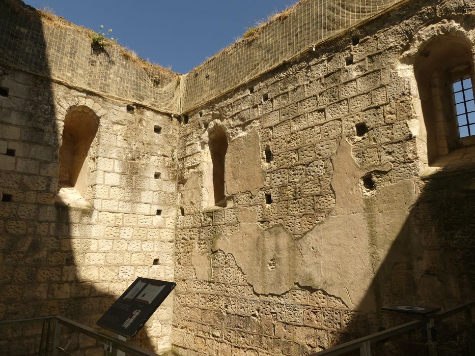 donjon, vue partielle des élévations intérieures