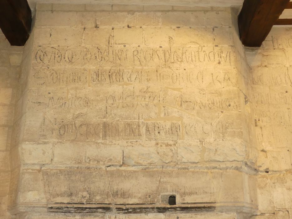 donjon, détail d’une inscription