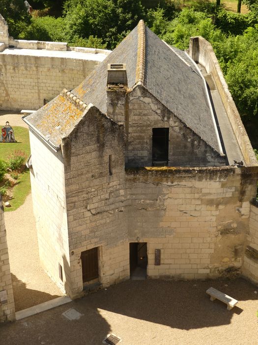 vue partielle des bâtiments situés dans l’enceinte du donjon