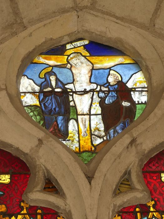 verrières du choeur : Christ en croix, entre la Vierge et saint Jean - © Ministère de la Culture (France), Conservation des antiquités et des objets d’art d'Indre-et-Loire - Tous droits réservés
