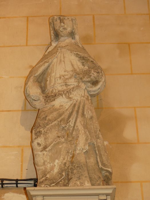 statue : Sainte (une)