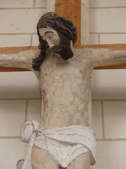 statue : Christ en croix, vue partielle