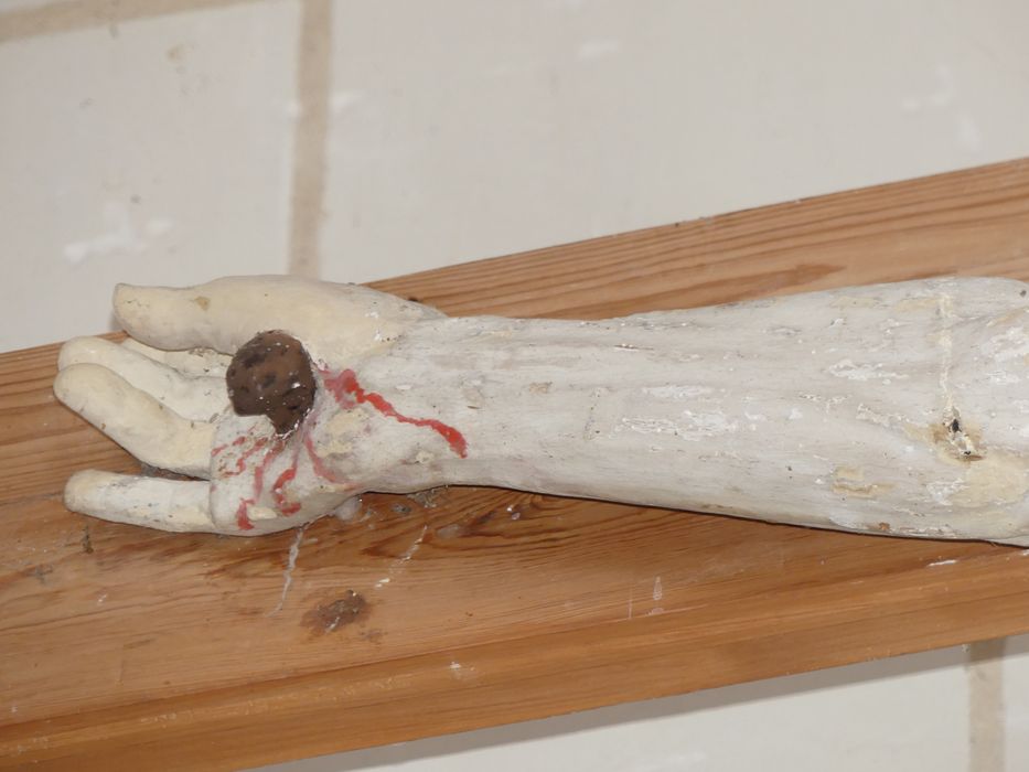 statue : Christ en croix, détail