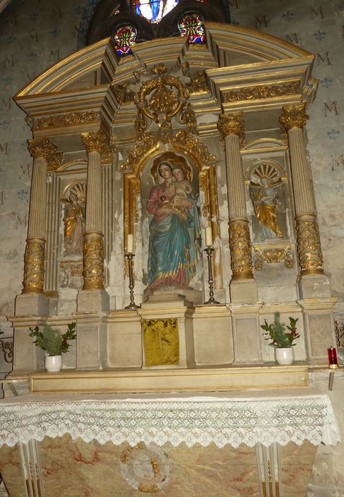 autel, retable de la Vierge avec trois statues représentant du nord au sud : Sainte Cécile, la Vierge à l'Enfant, Sainte Agnès