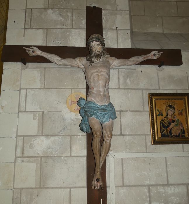 statue : Christ en croix