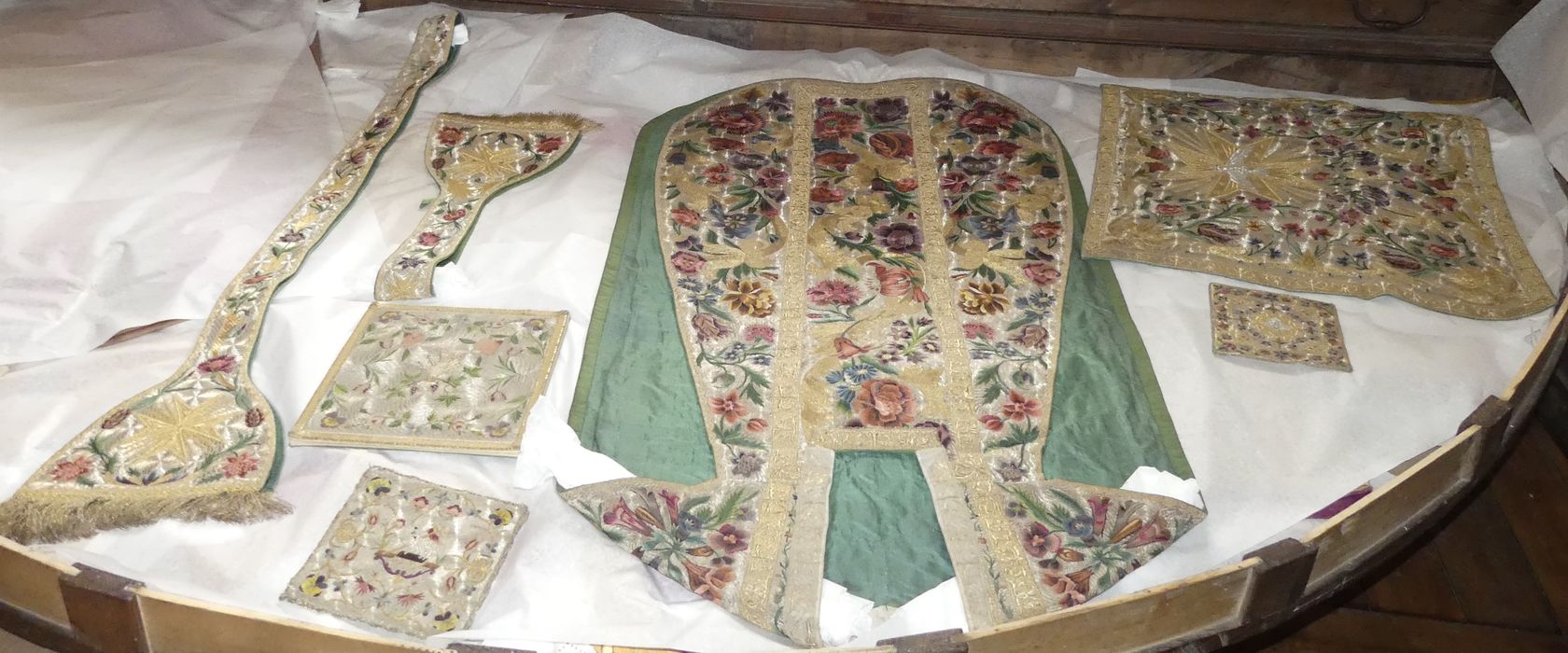 chasuble, étole, bourses, manipules, voile de calice