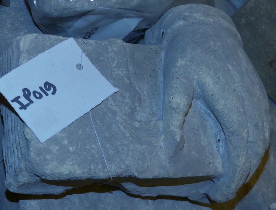 Sculpture : Deux mains tenant un missel et une boucle