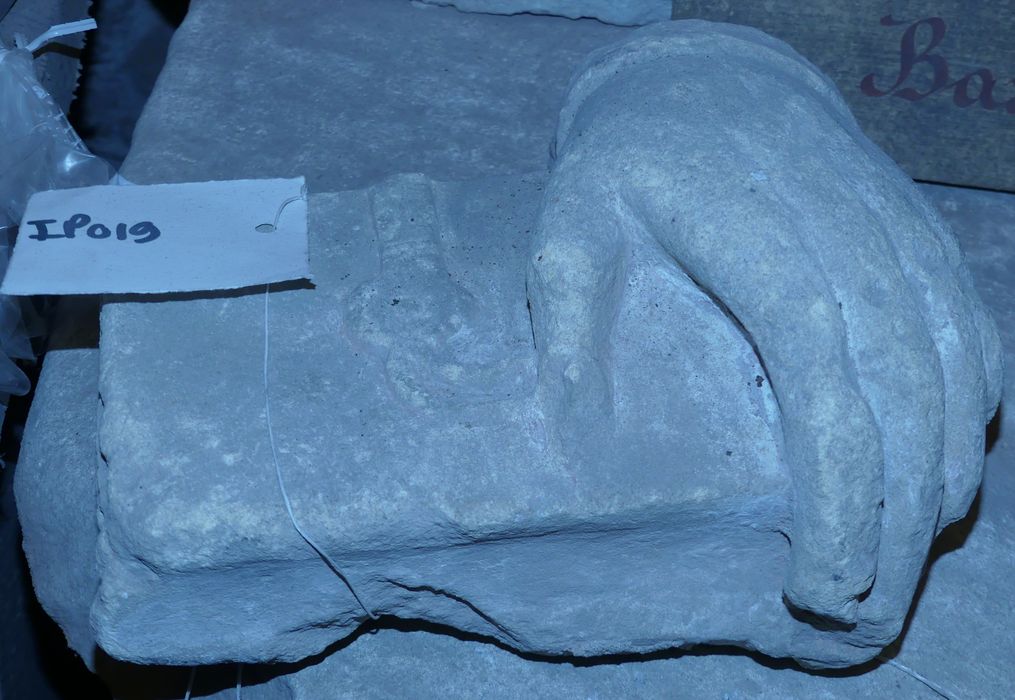 sculpture : Deux mains tenant un missel et une boucle