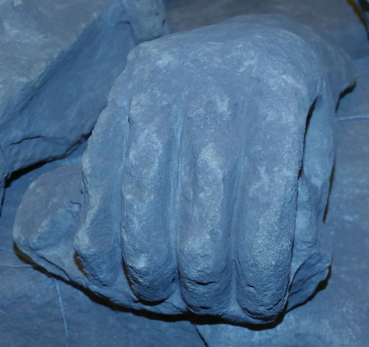 sculpture : Deux mains tenant un missel et une boucle