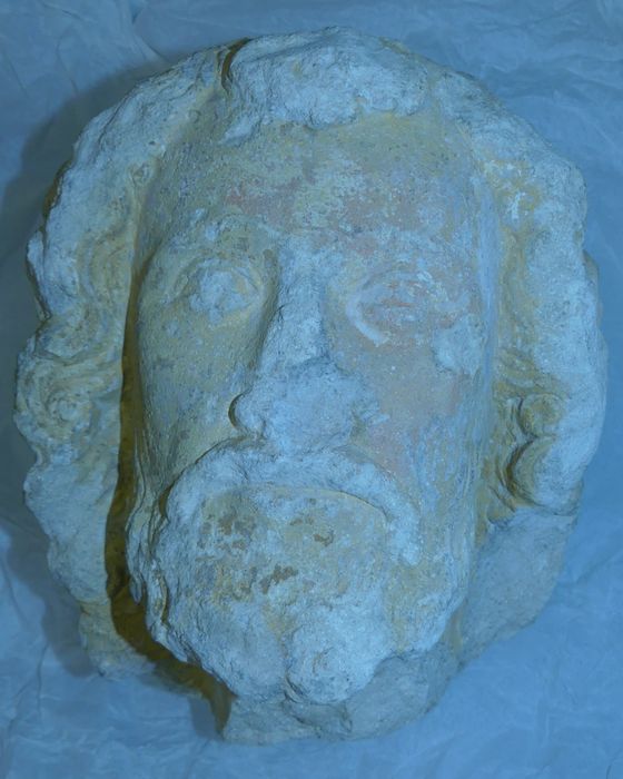 sculpture : tête d'apôtre