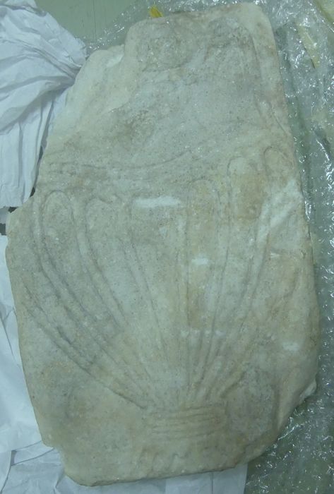 Sculpture (dalle au canthare)