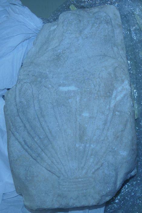 sculpture (dalle au canthare)
