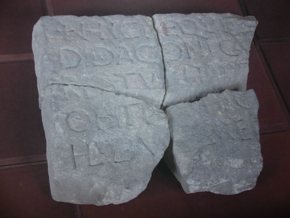 Fragments de la plaque commémorative d'un diacre