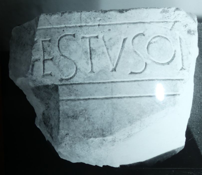 fragment de plaque commémorative