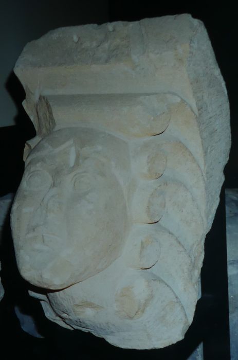 Modillon de corniche (tête de femme)