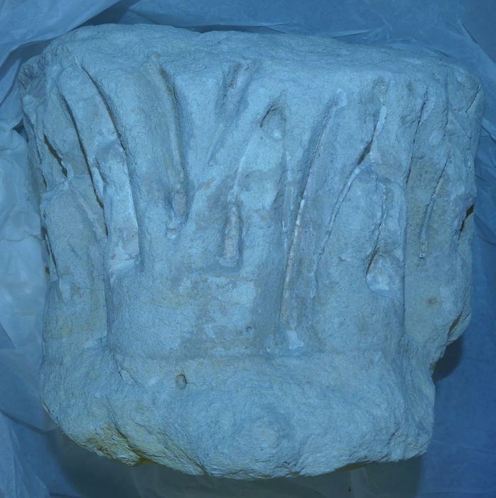 fragment de chapiteau style roman