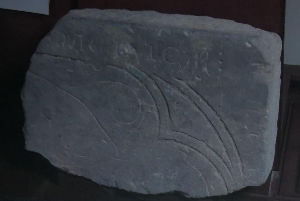 Fragment de dalle funéraire