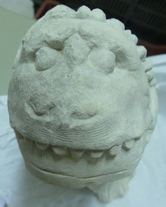 sculpture (tête de lion)