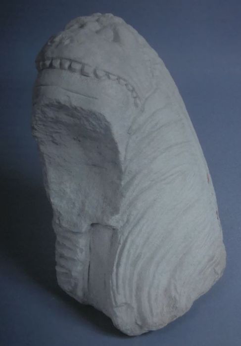 sculpture (tête de lion)