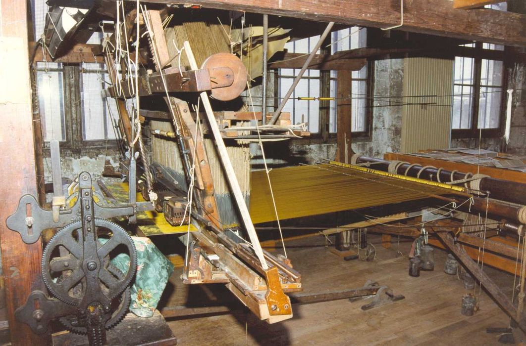 Ensemble des métiers à tisser, de l'outillage et des planches à imprimer les tissus figurant sur les inventaires du 10 mars 1997, à l'exclusion des matériels numérotés 1, 5, 10 à 23, 25, 27, 35 à 38, 40 à 50, 53, 57 à 59, 61, 62