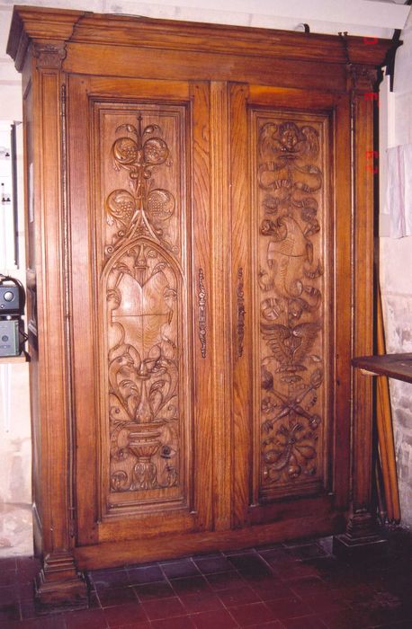 Armoire aux armoiries des Bastarnay