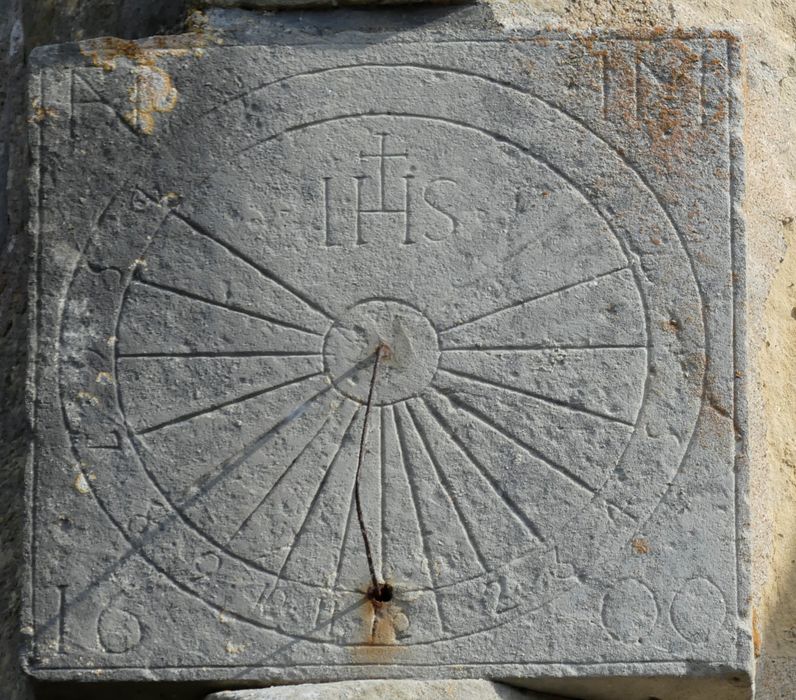 angles des façades sud-ouest et sud-est, détail du cadran solaire
