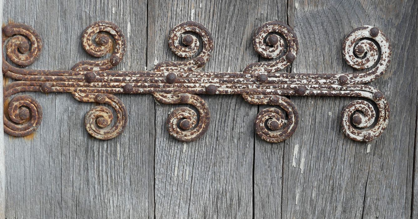 porte d’accès latérale sud-est, détail d’une penture