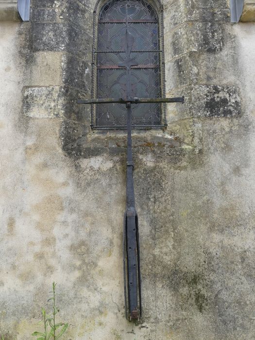 vue générale de la croix déposée fixée sur la façade sud-ouest