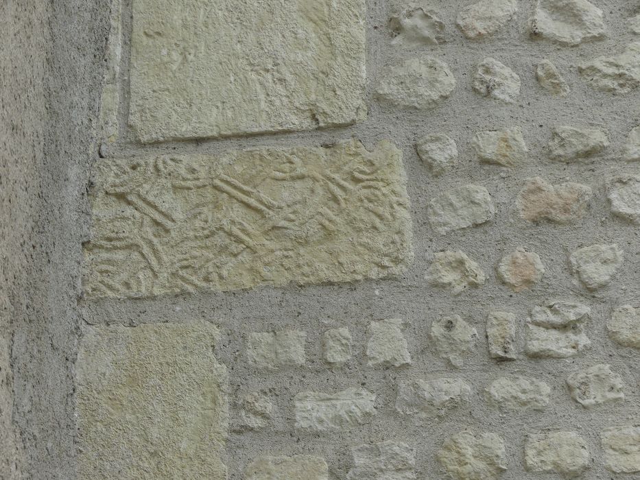 façade latérale sud, détail d’un fragment lapidaire réemployé