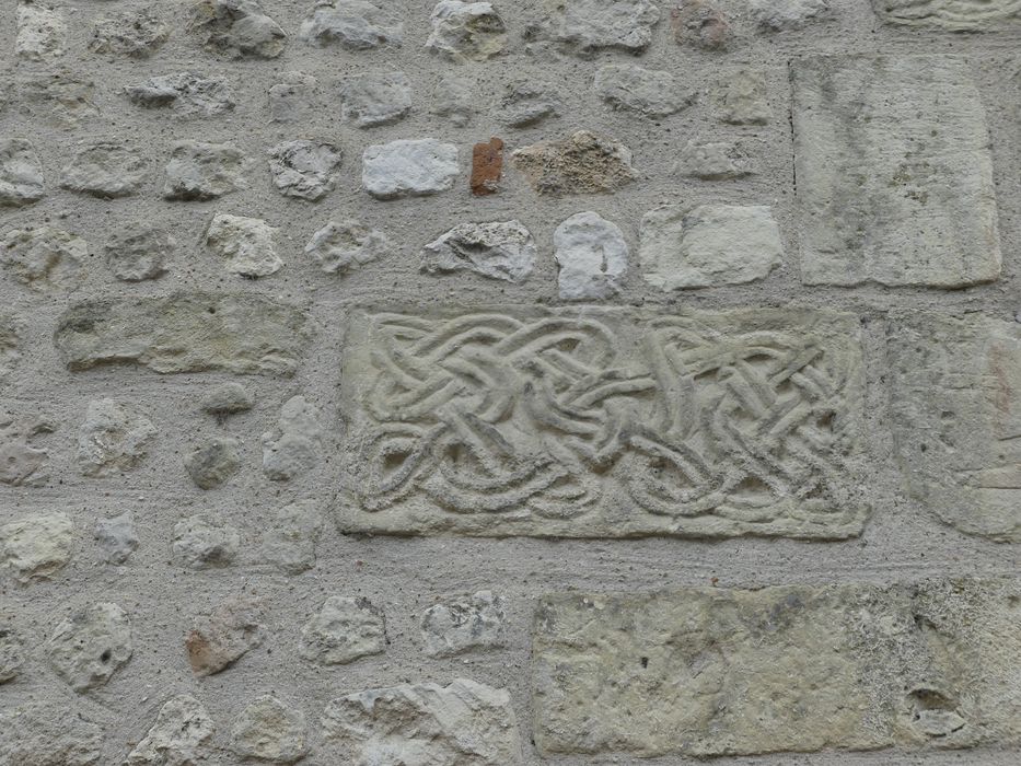 façade latérale sud, détail d’un fragment lapidaire réemployé