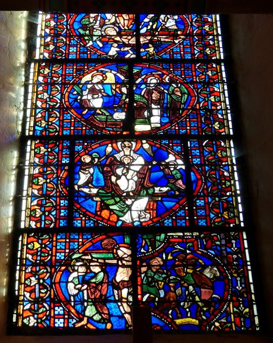 verrière : Crucifixion, le Triomphe de la Vierge, les Saintes femmes au tombeau, le Martyre de saint Laurent, le Christ bénissant, vue partielle