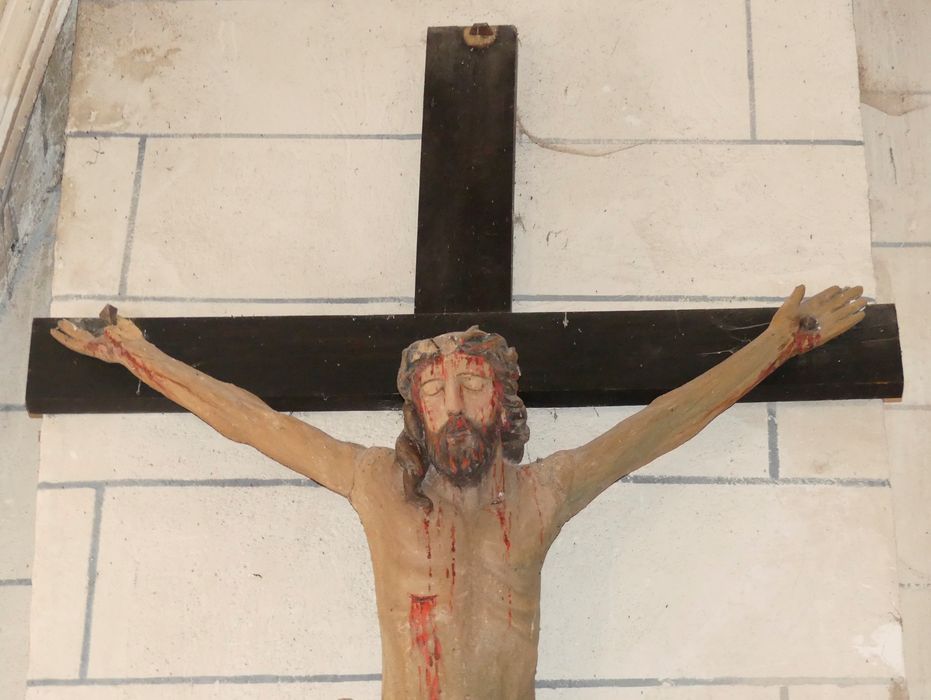 statue : Christ en croix (le), vue partielle
