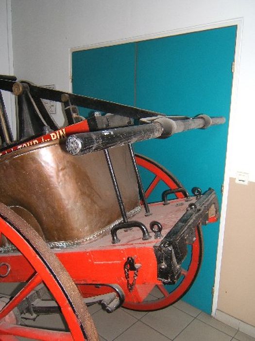 pompe à incendie à bras, vue partielle - © Ministère de la Culture (France), Conservation des antiquités et des objets de l’Isère – Tous droits réservés 