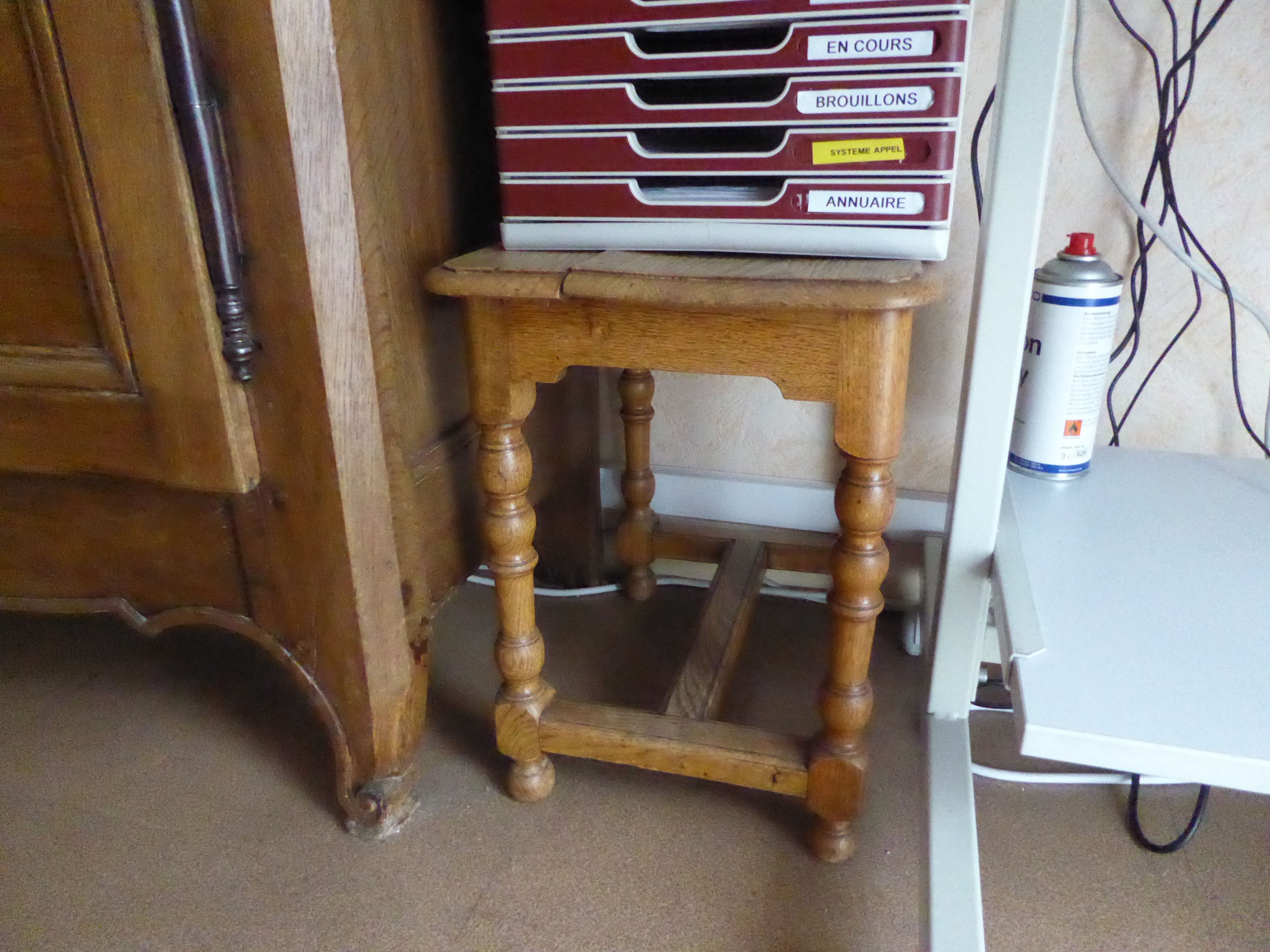 tabouret provenant de l'ancienne salle des malades - © Ministère de la Culture (France), Conservation des antiquités et des objets d’art du Jura – Tous droits réservés