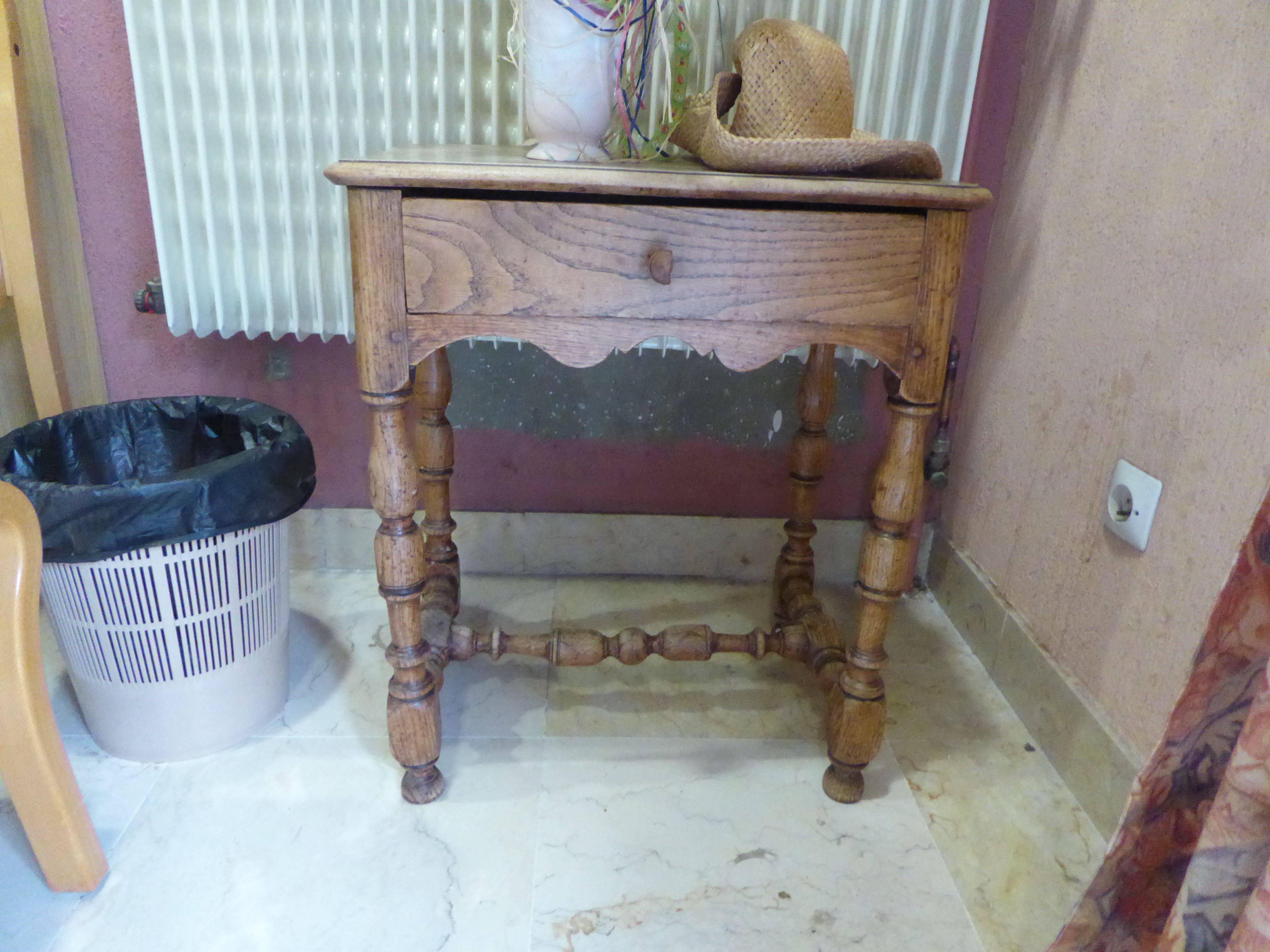 table provenant de l'ancienne salle des malades - © Ministère de la Culture (France), Conservation des antiquités et des objets d’art du Jura – Tous droits réservés