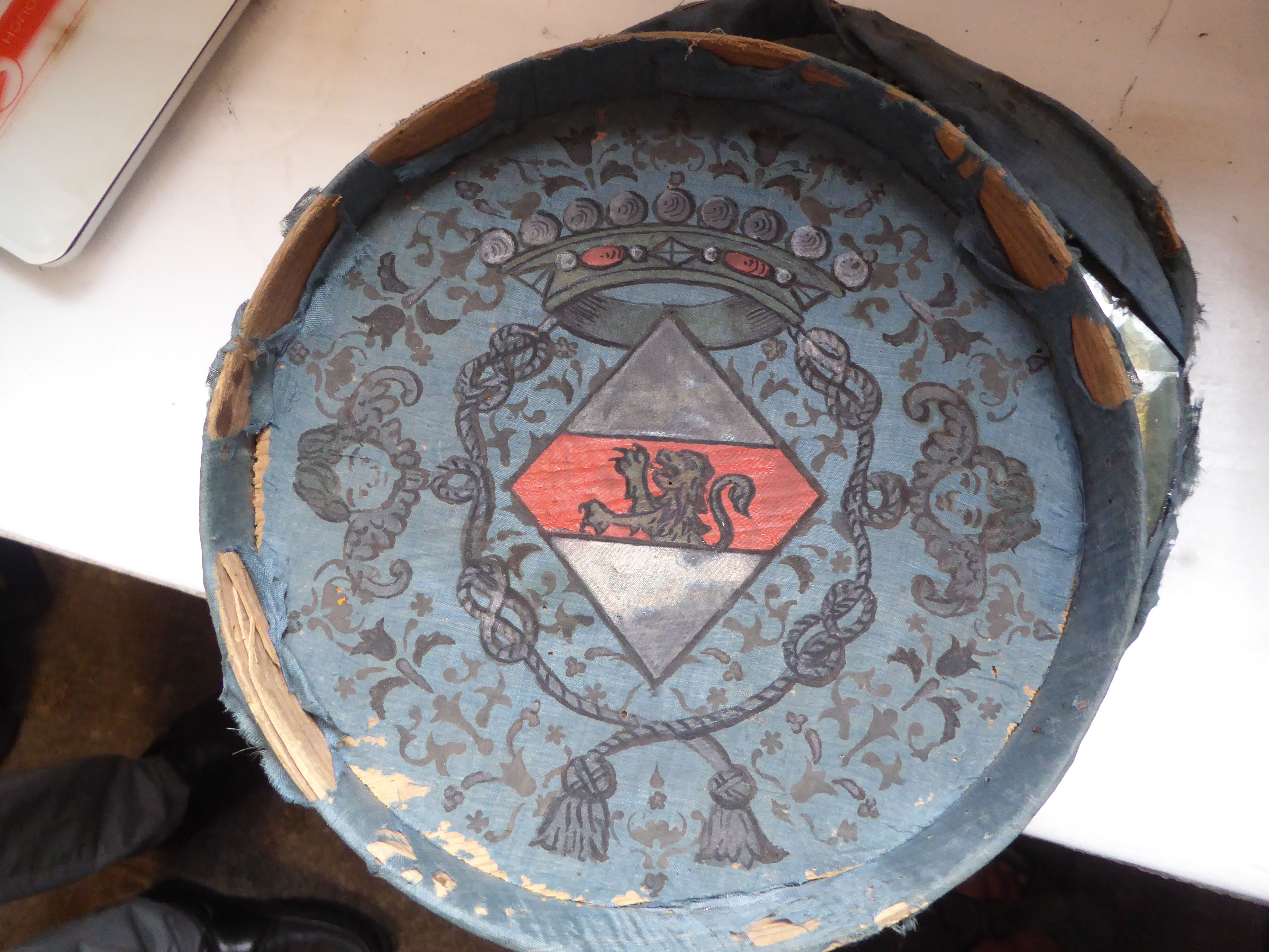 boîte reliquaire, partie avec écusson