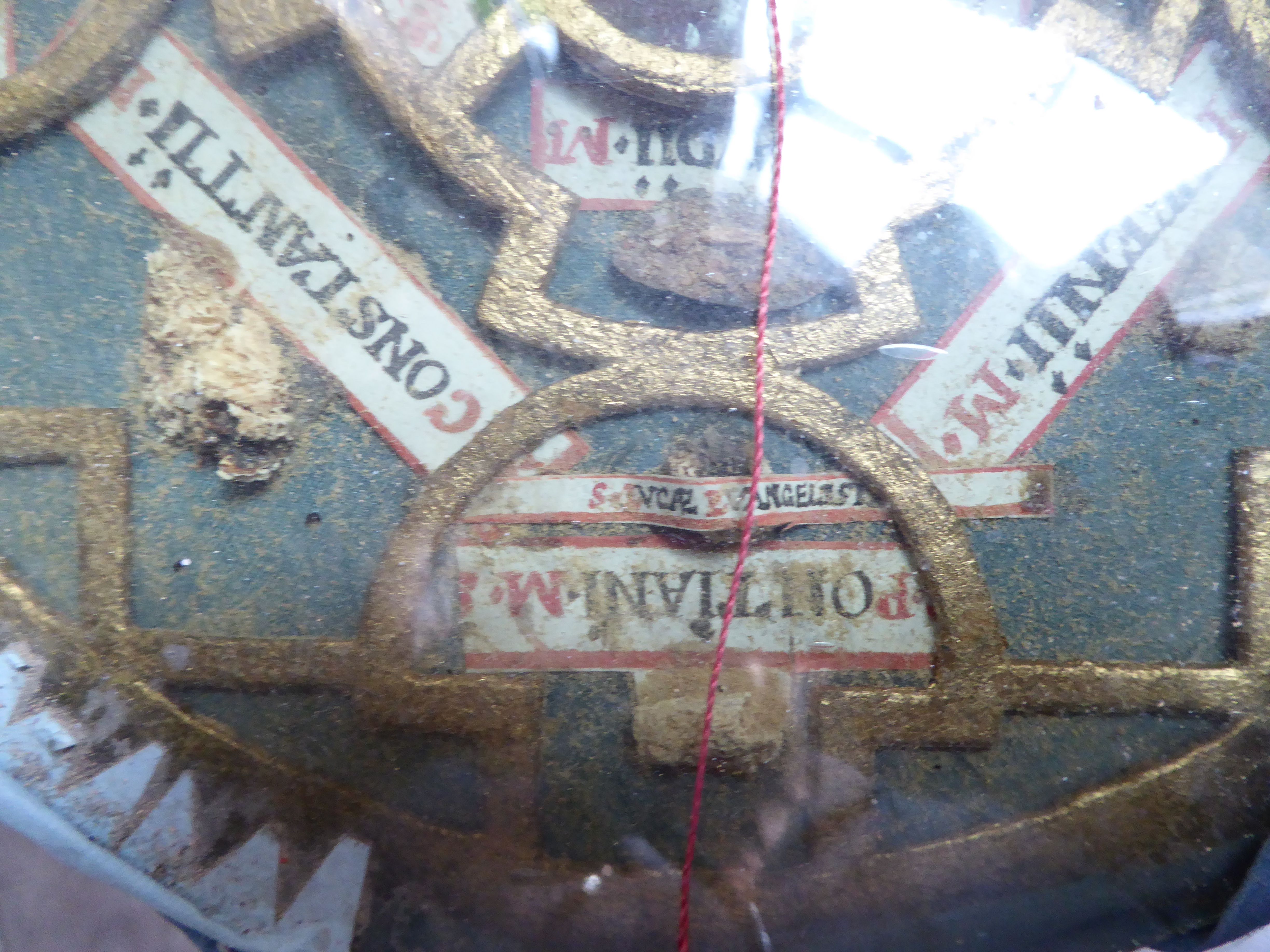 boîte reliquaire, détail des reliques
