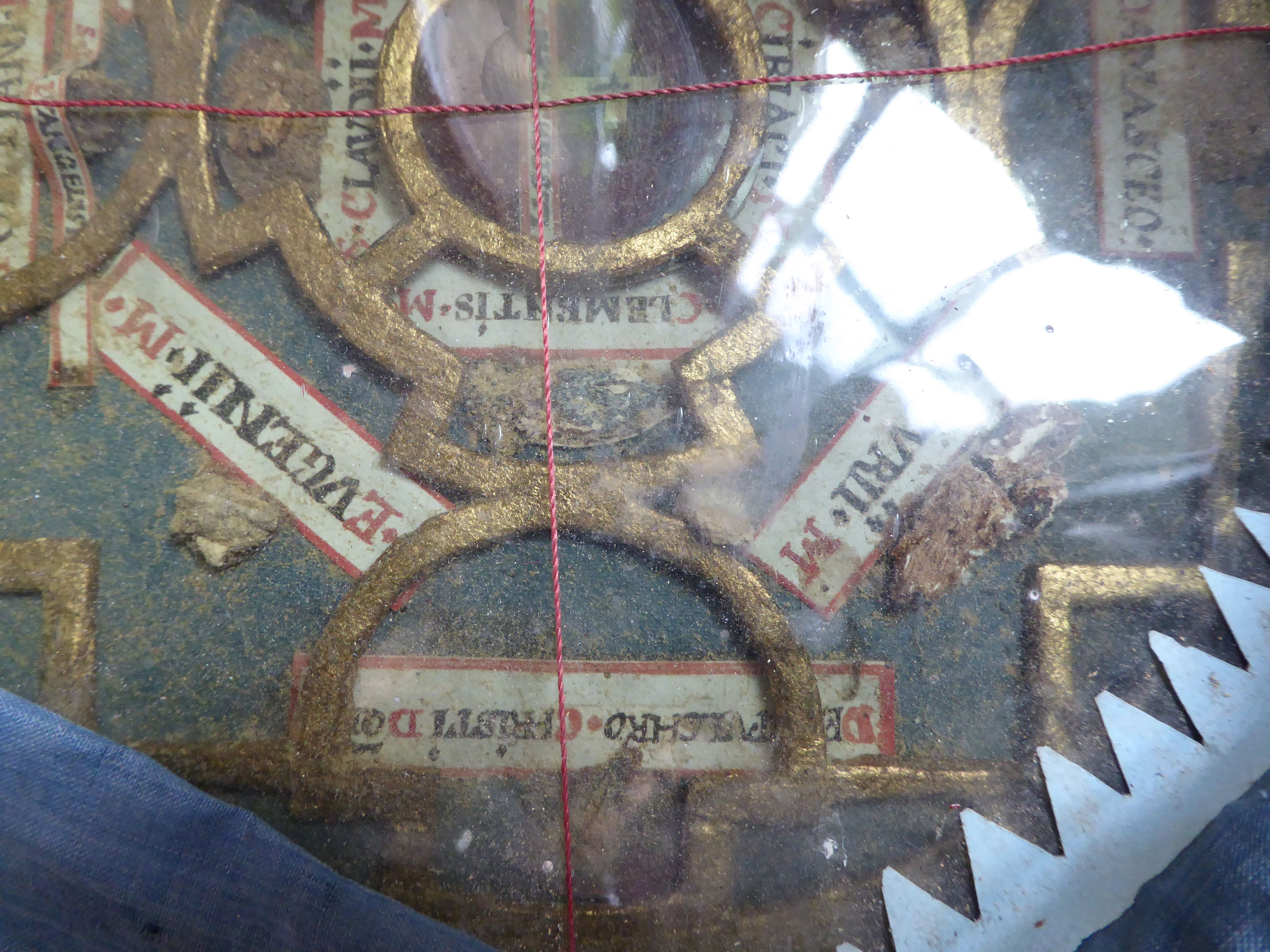 boîte reliquaire, détail des reliques