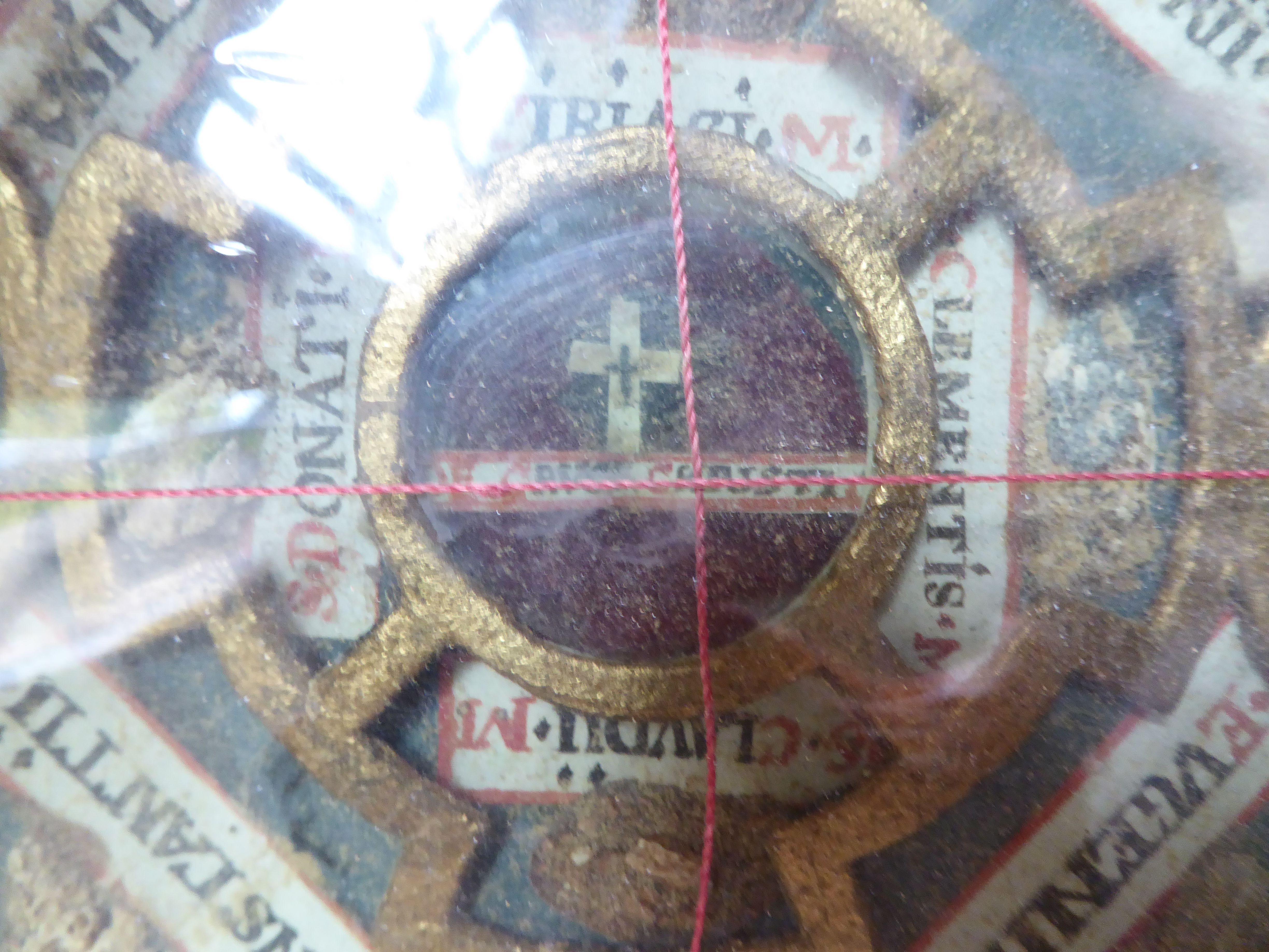 boîte reliquaire, détail des reliques