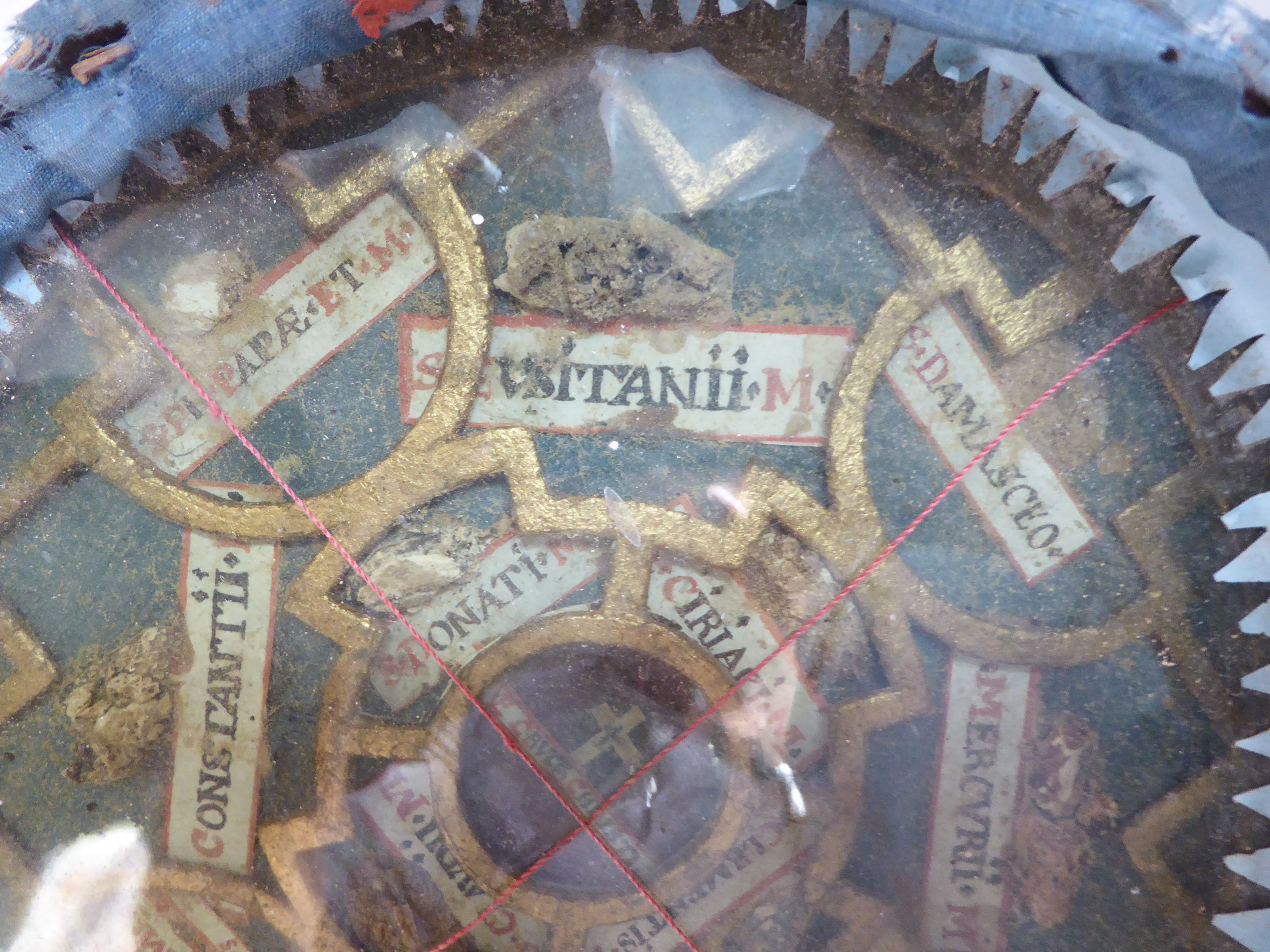 boîte reliquaire, détail des reliques