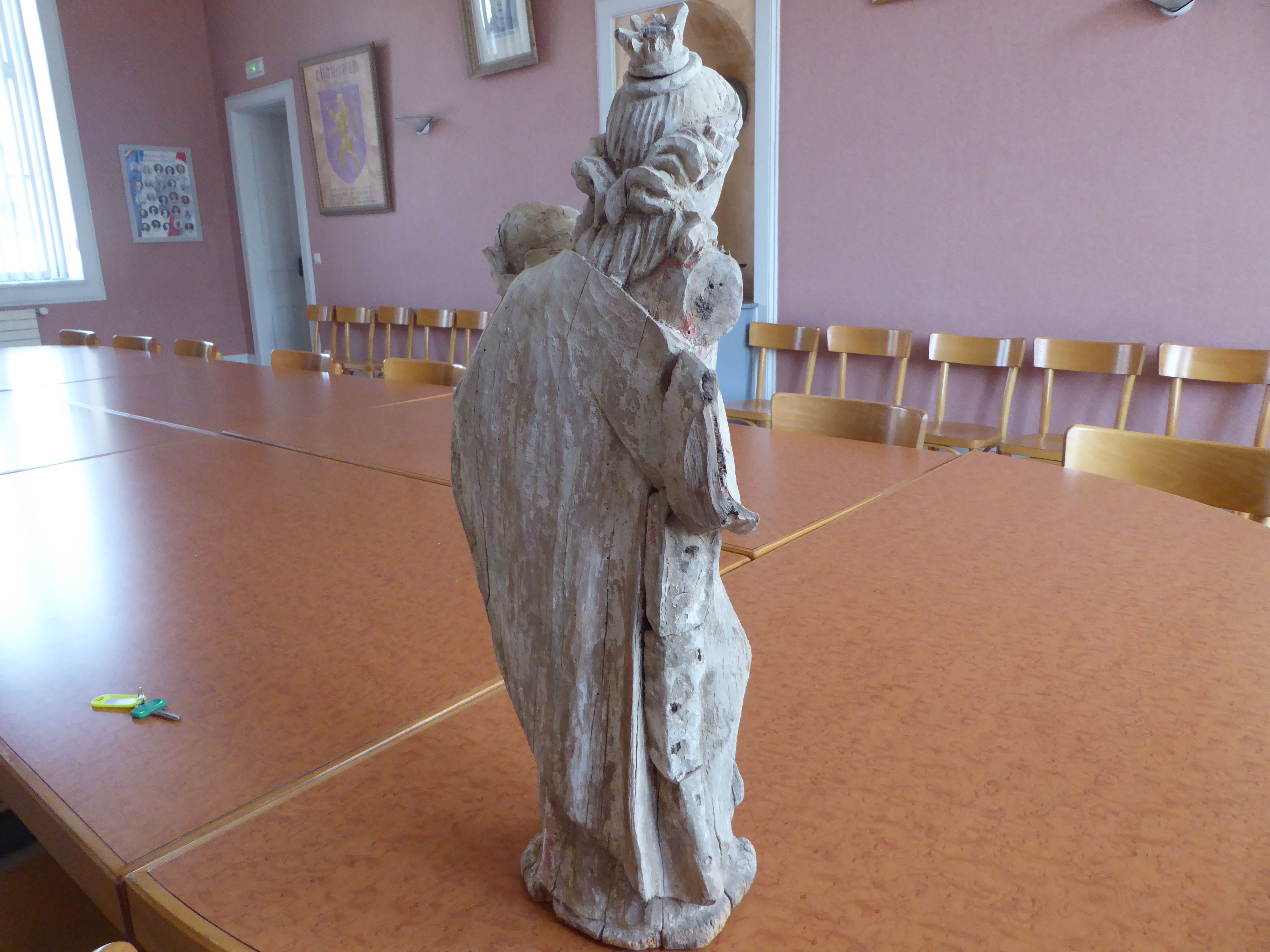 statue : sainte Barbe, vue générale de dos - © Ministère de la Culture (France), Conservation des antiquités et des objets d’art du Jura – Tous droits réservés