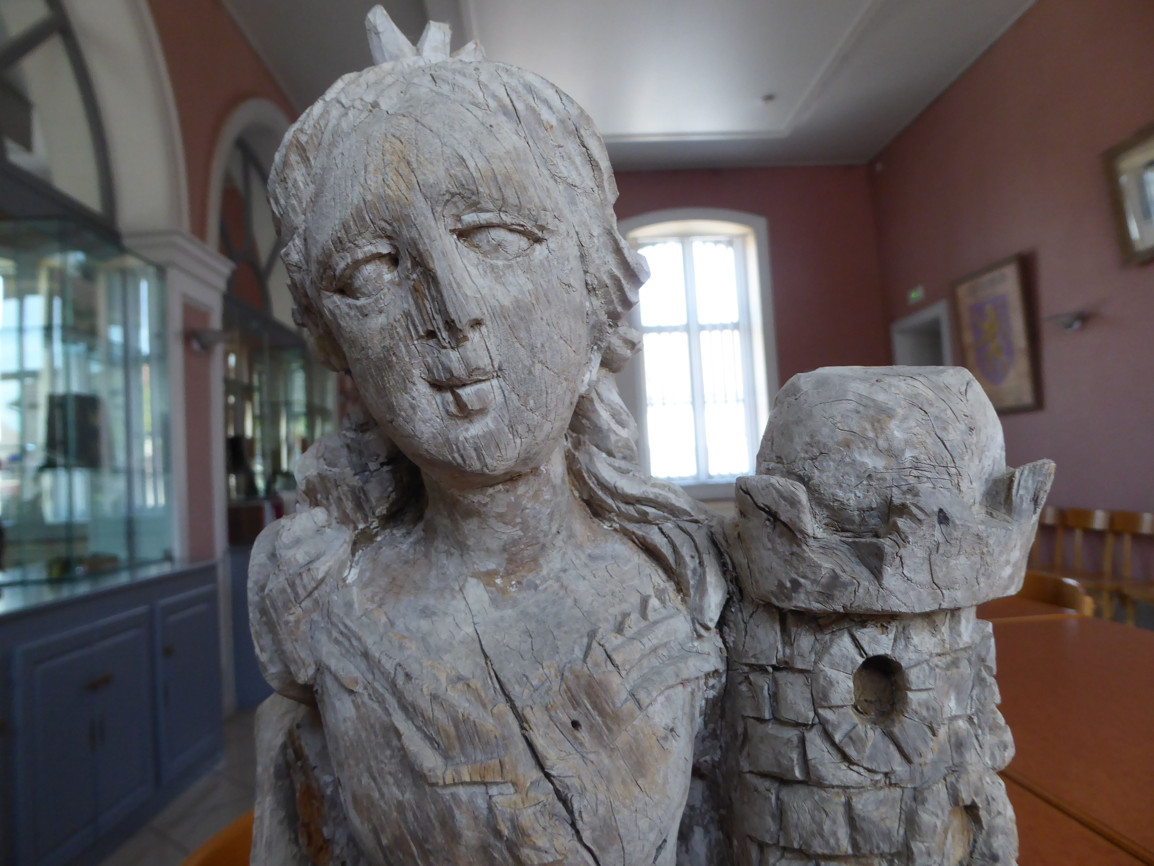 statue : sainte Barbe, visage - © Ministère de la Culture (France), Conservation des antiquités et des objets d’art du Jura – Tous droits réservés